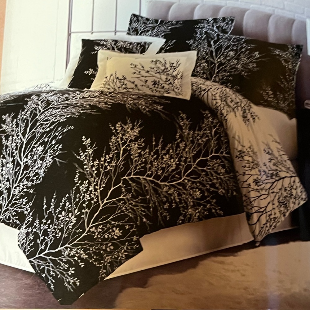 Black and White Botanical 6 piece reversible comforter set. NWT